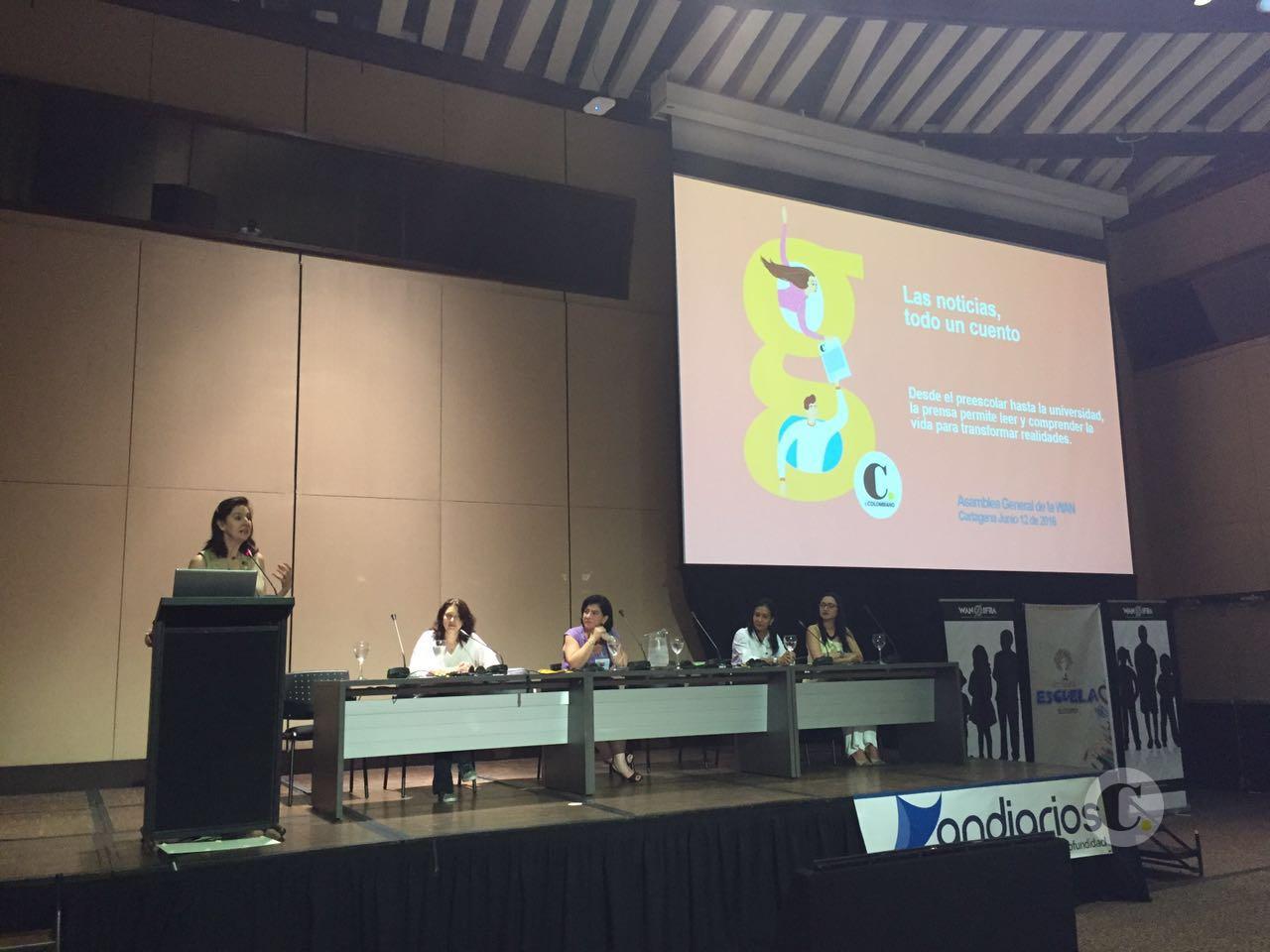 Clara Tamayo presentando la experiencia Prensa Escuela de El Colombiano