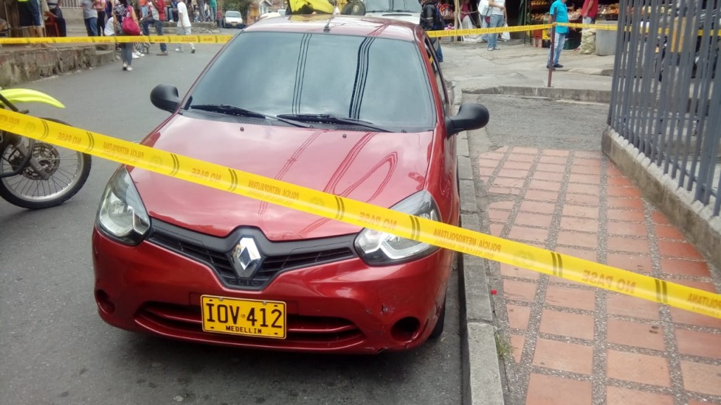 En este automóvil se movilizaban los sospechosos de matar a dos personas en La Pradera. Cortesía de Guardianes Antioquia.