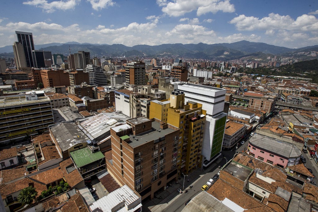En el centro de Medellín, los barrios en los que confluye la influencia de varias bandas a la vez son: La Candelaria, Guayaquil, Colón y Villanueva. Foto de Julio César Herrera.