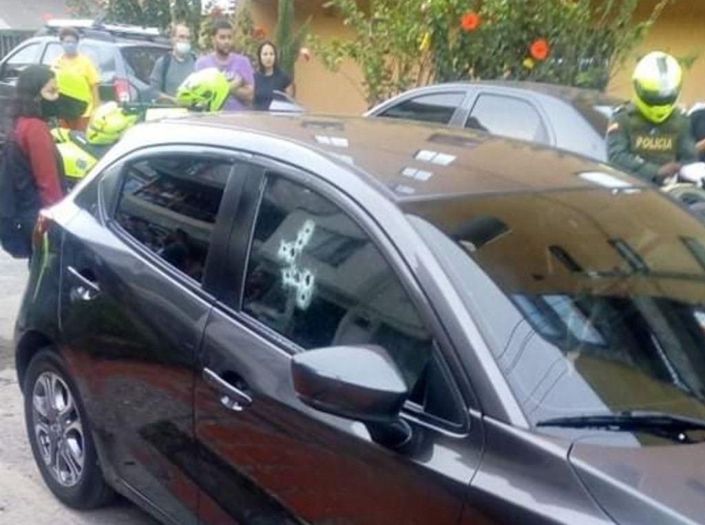 En este automóvil viajaban las víctimas. El asesino disparó primero a través de la ventanilla del copiloto. Foto cortesía de Guardianes Antioquia.