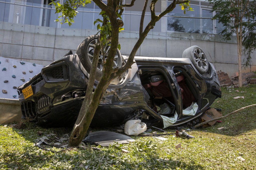La camioneta BMW en la que iban los escoltas de "Toyota", la cual cayó desde un quinto piso en Medellín. Foto de archivo.