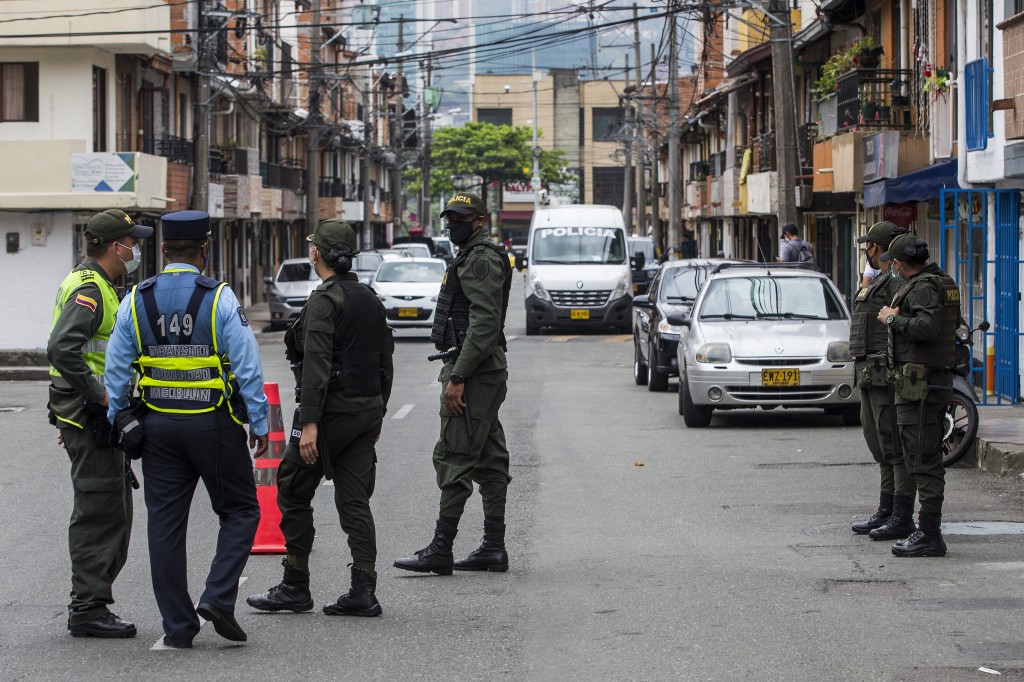 La Policía tiene un dispositivo de vigilancia especial en varios barrios de la comuna de Guayabal, en Medellín. Foto de Julio César Herrera.
