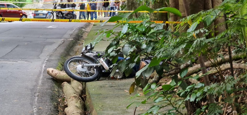 Los presuntos delincuentes perdieron el control de la moto en la Loma de los González, debido a sus graves heridas.  Foto de Santiago Olivares Tobón.