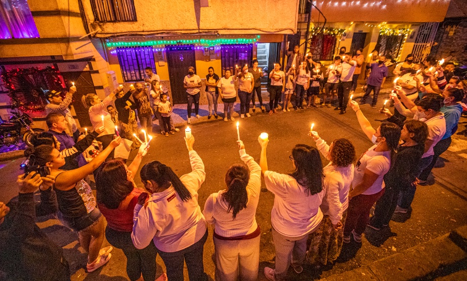 Cerca de 60 personas participaron en la oración, en un sector de Las Violetas afectado por la inseguridad. Foto de Carlos Velásquez.