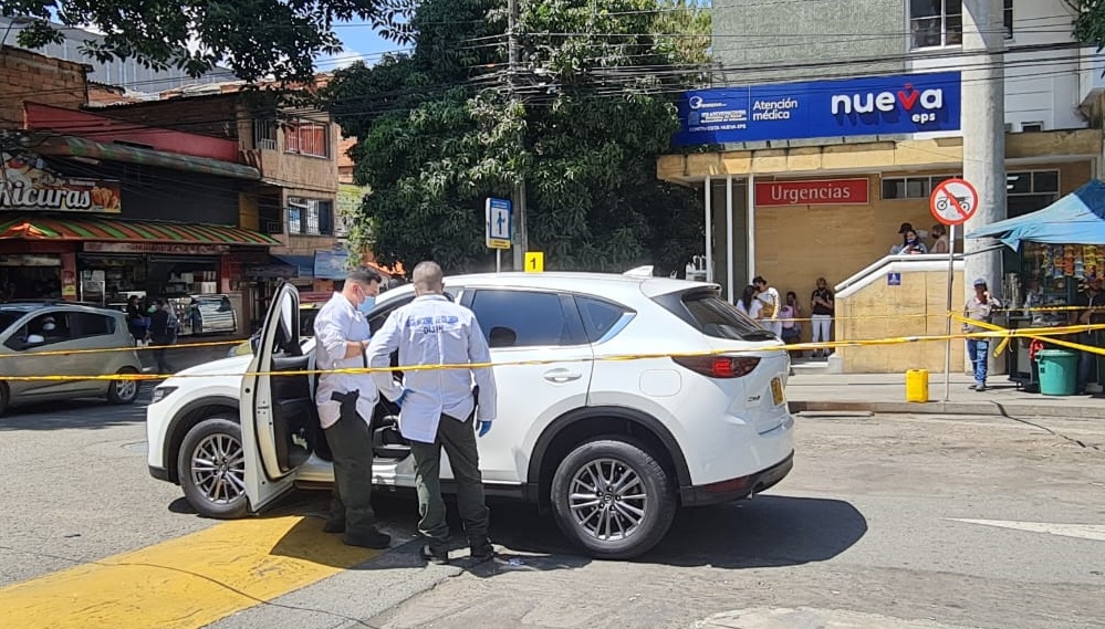 En este vehículo se transportaba la víctima por el barrio Sevilla, cuando se produjo el ataque de los sicarios. Foto de Santiago Olivares Tobón.