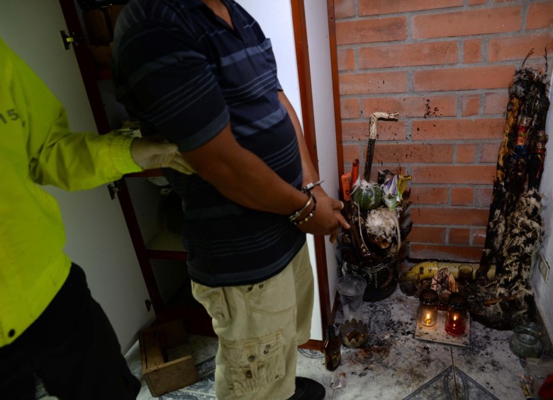 En 2016 la Policía allanó una casa que funcionaba como plaza de vicio en Barrio Antioquia, suroccidente de Medellín. Encontraron un altar de santería con ramas, velas y calaveras. Foto cortesía de la Policía.