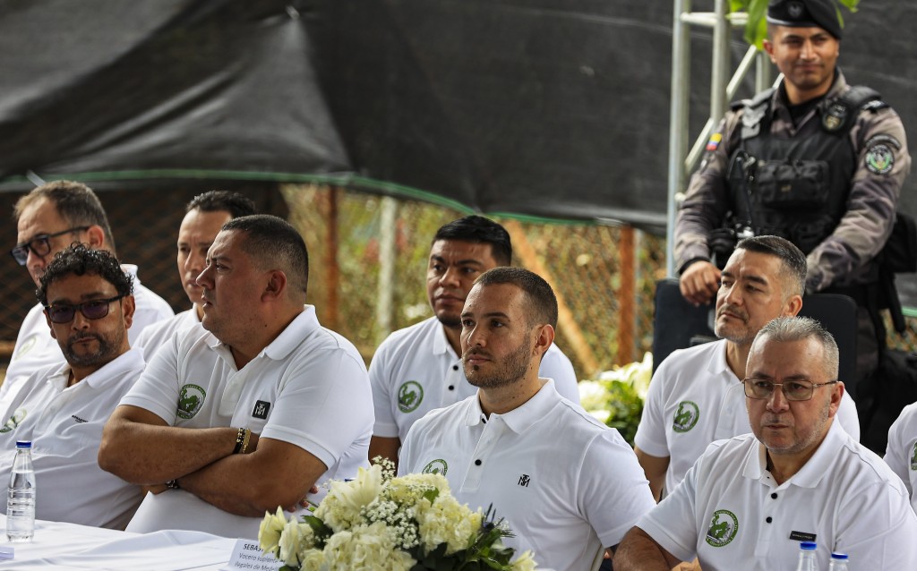 Sebastián Murillo, alias "Lindolfo" (centro de la foto), leyó el comunicado de las bandas. Foto de Manuel Saldarriaga.