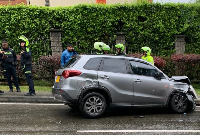 En este vehículo iban los dos hermanos asesinados por sicarios en la avenida Las Palmas, en Medellín. Foto cortesía de Denuncias Antioquia.