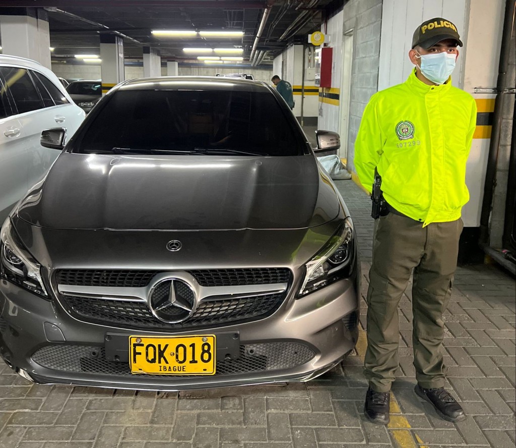 El automóvil Mercedes Benz en el que iban los capturados fue decomisado. Foto cortesía de la Policía.