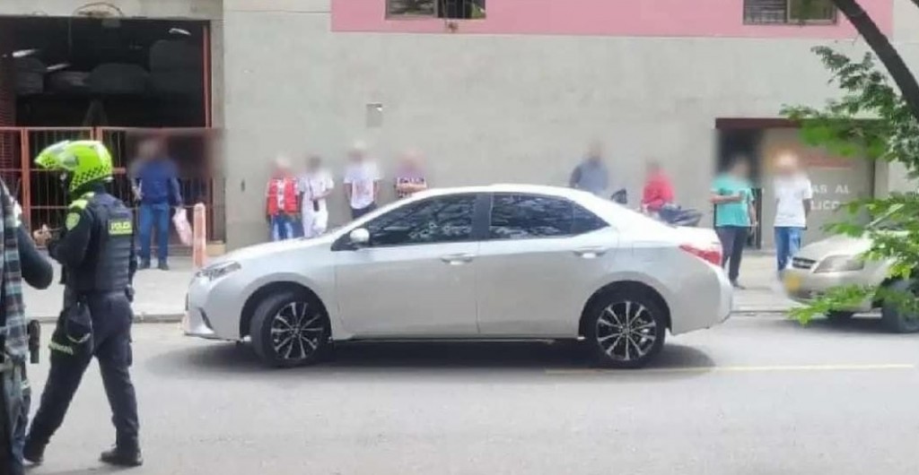 En este carro iba el  colombovenezolano José Luis Zambrano Tovar, cuando fue asesinado en el barrio Fátima de Medellín. Foto cortesía de Denuncias Antioquia.