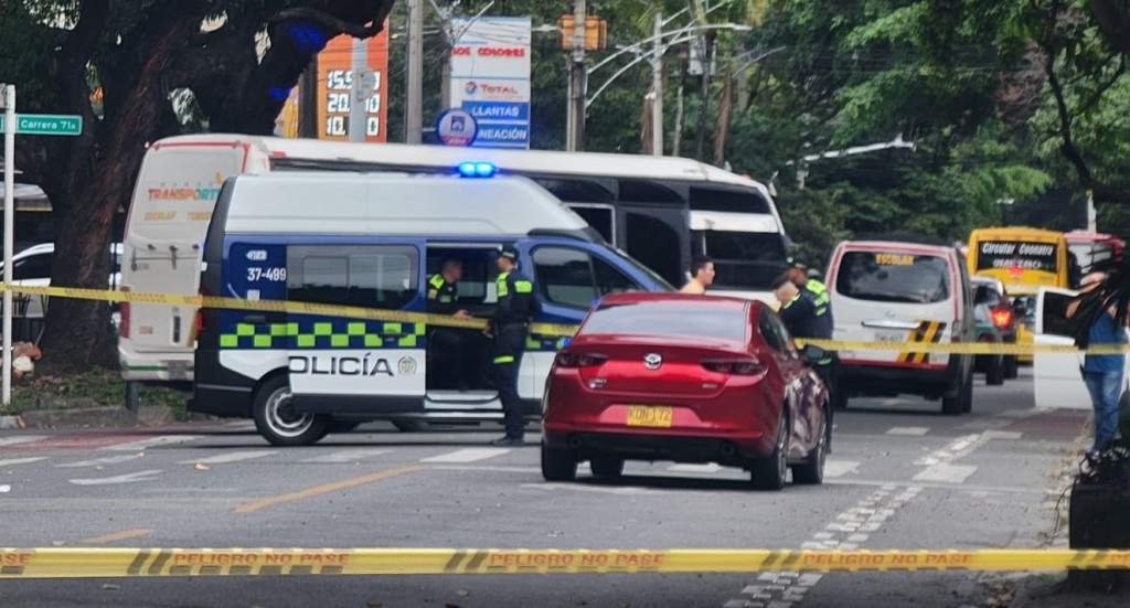 Un testigo explicó que dos sicarios, con trajes de empresa de telefonía, atacaron el carro por los dos lados. Foto de cortesía.