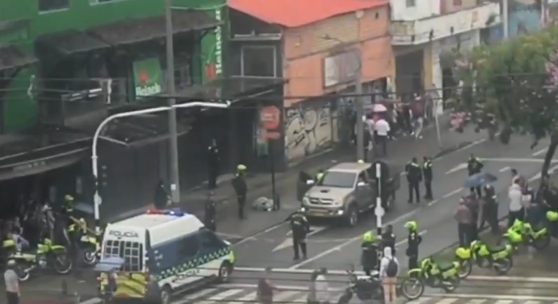 En esta calle de Medellín se presentó el ataque sicarial contra John Jairo Mazo Paniagua, quien conducía la camioneta Toyota Hilux. Imagen de cortesía.