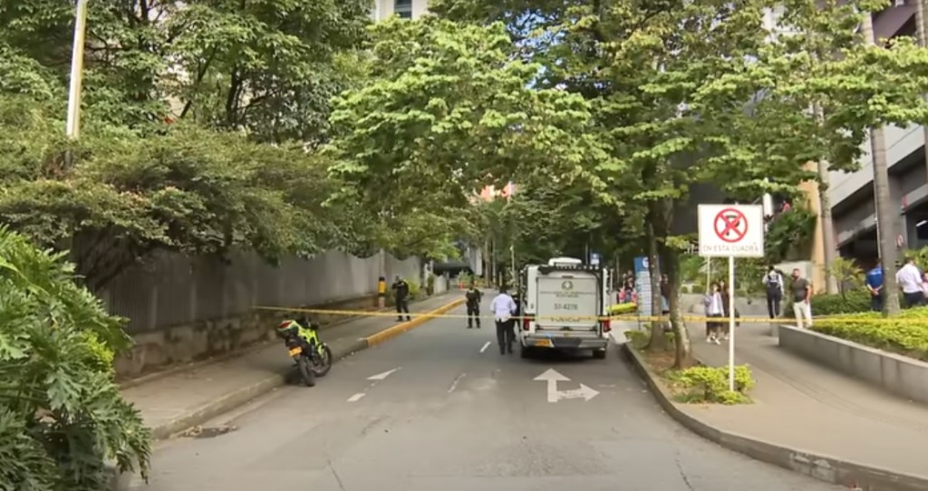 El sitio en el que fue asesinado el albanés Artur Tushi, en una vía de El Poblado, en Medellín. Foto de cortesía.