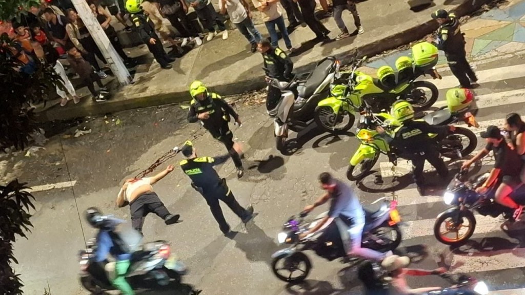 Así fue la escena del crimen en el sector San Nicolás. "Don Ramón" murió en el lugar de los hechos. Cortesía de Denuncias Antioquia.