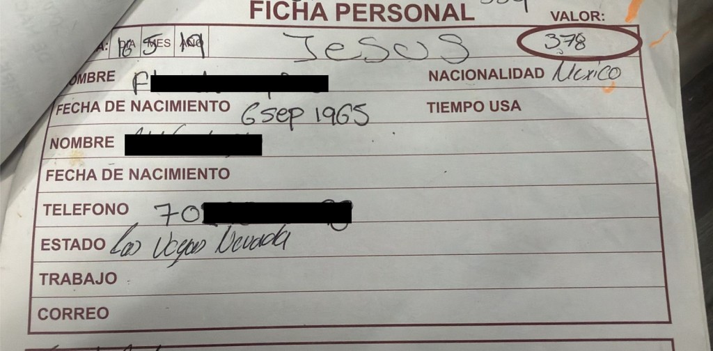 Estos son los datos personales de las víctimas potenciales que incluyen las fichas que guardaban los sicarios. Cortesía.