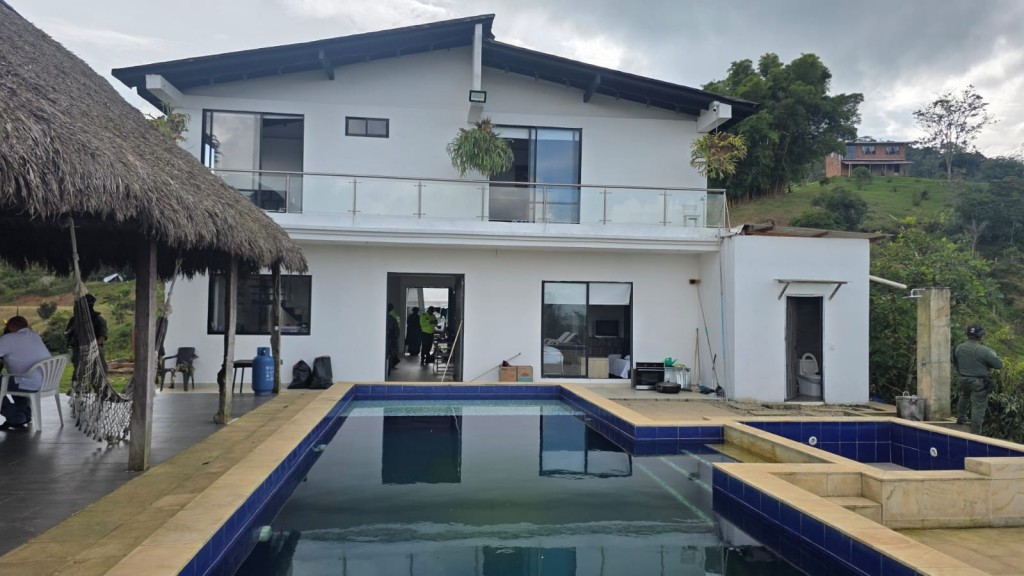 Esta es la finca de $2.500 millones de pesos en la cual fue capturado "el Toco", en San Roque, Antioquia.