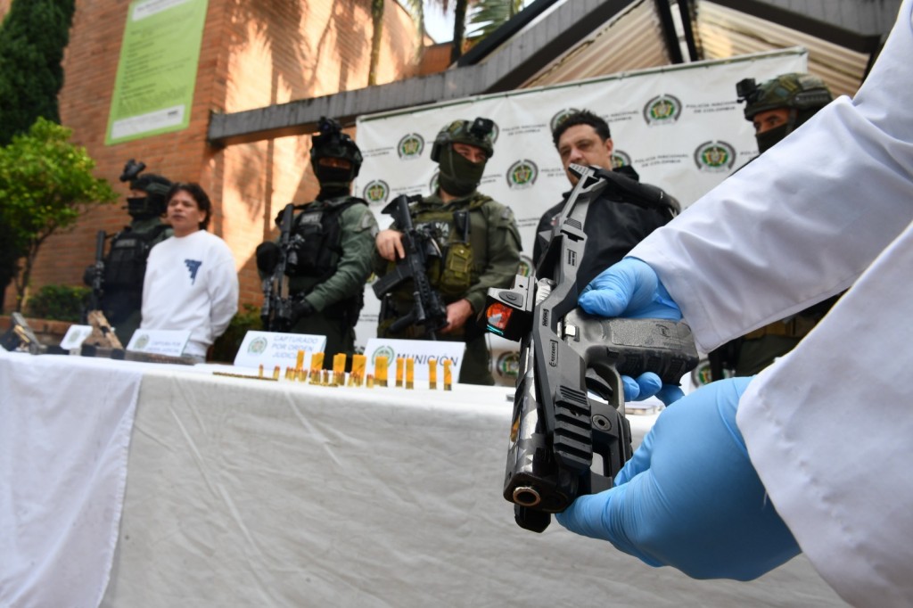 La pistola Glock con adaptaciones para usar como subametralladora, que le encontraron a "Álex Mentiras". Foto cortesía de Policía.