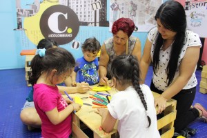Familia en la carpa de Prensa Escuela de El Colombiano